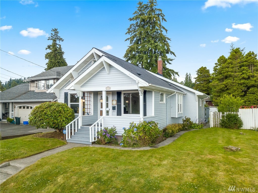 Property Photo:  3916 High St  WA 98201 