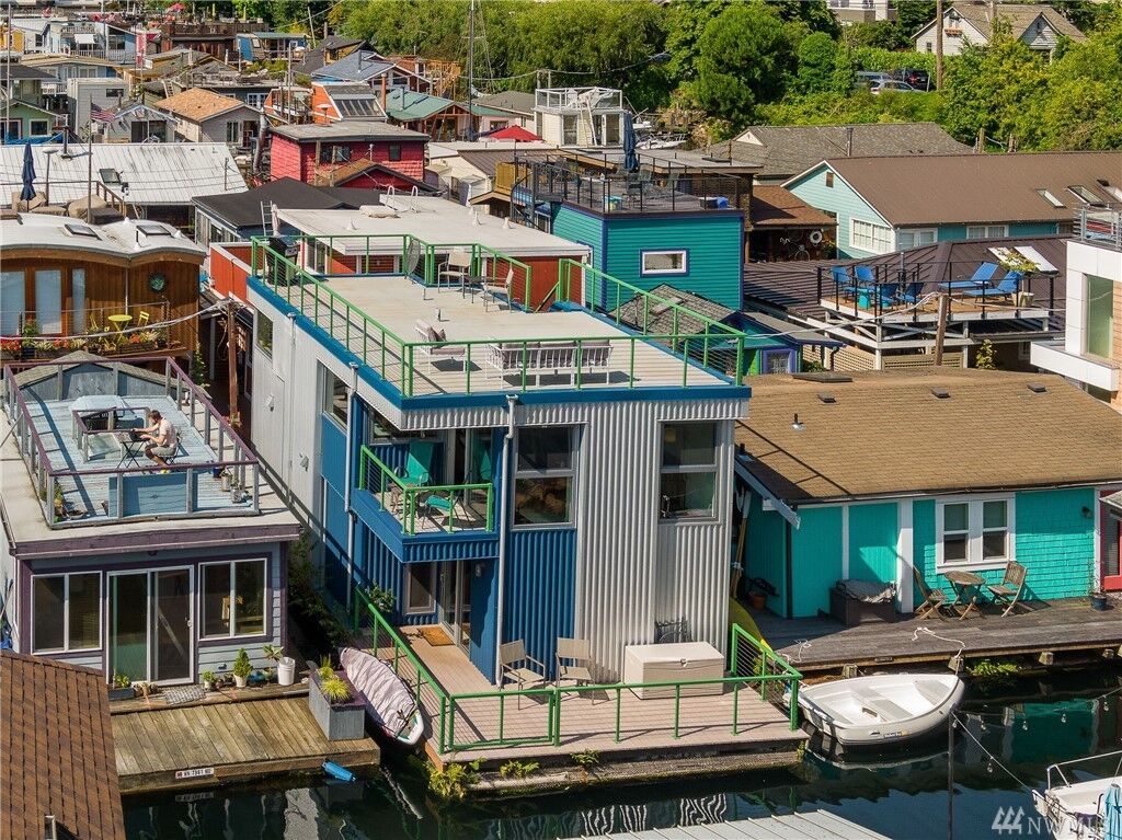 Property Photo:  2031  Fairview Avenue E  WA 98102 