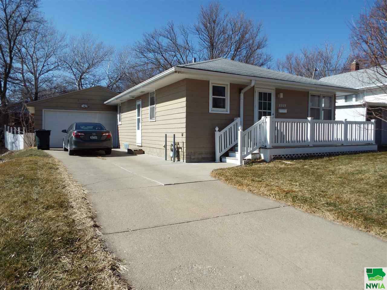 Property Photo:  2309 S Alice  IA 51106 