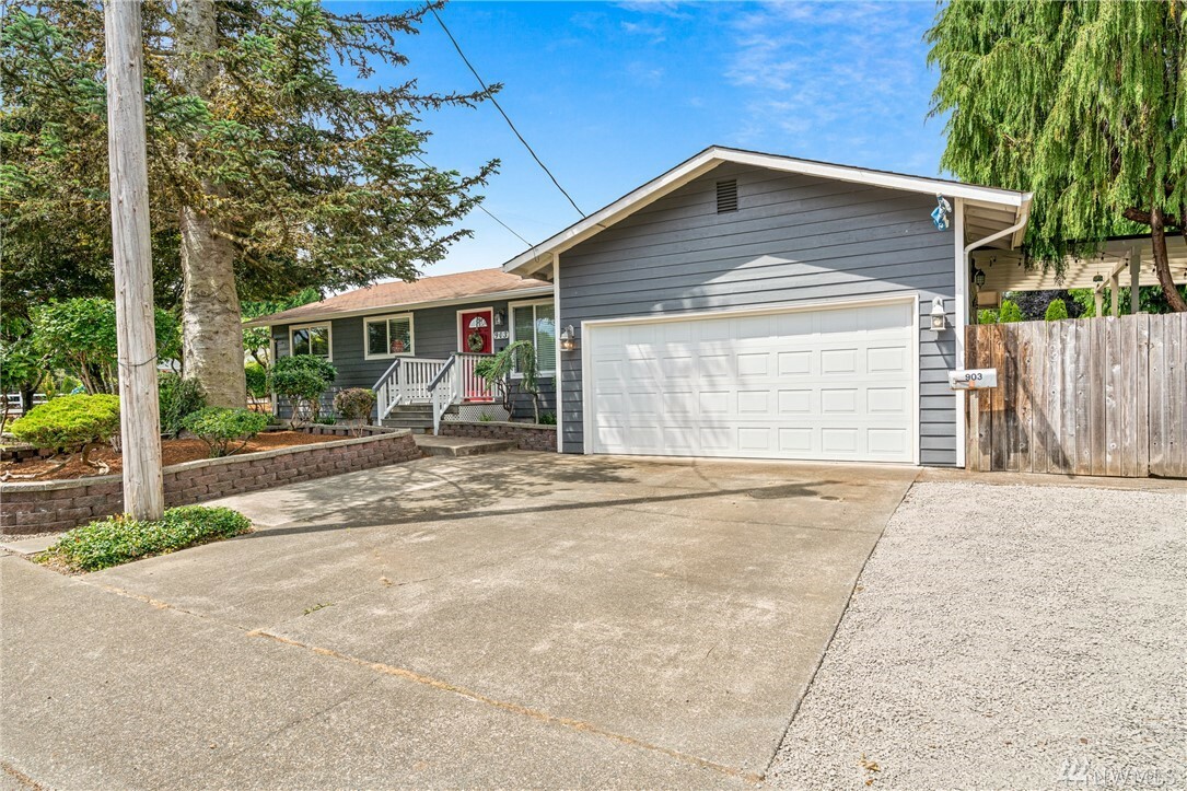 Property Photo:  903 9th Ave SW  WA 98512 