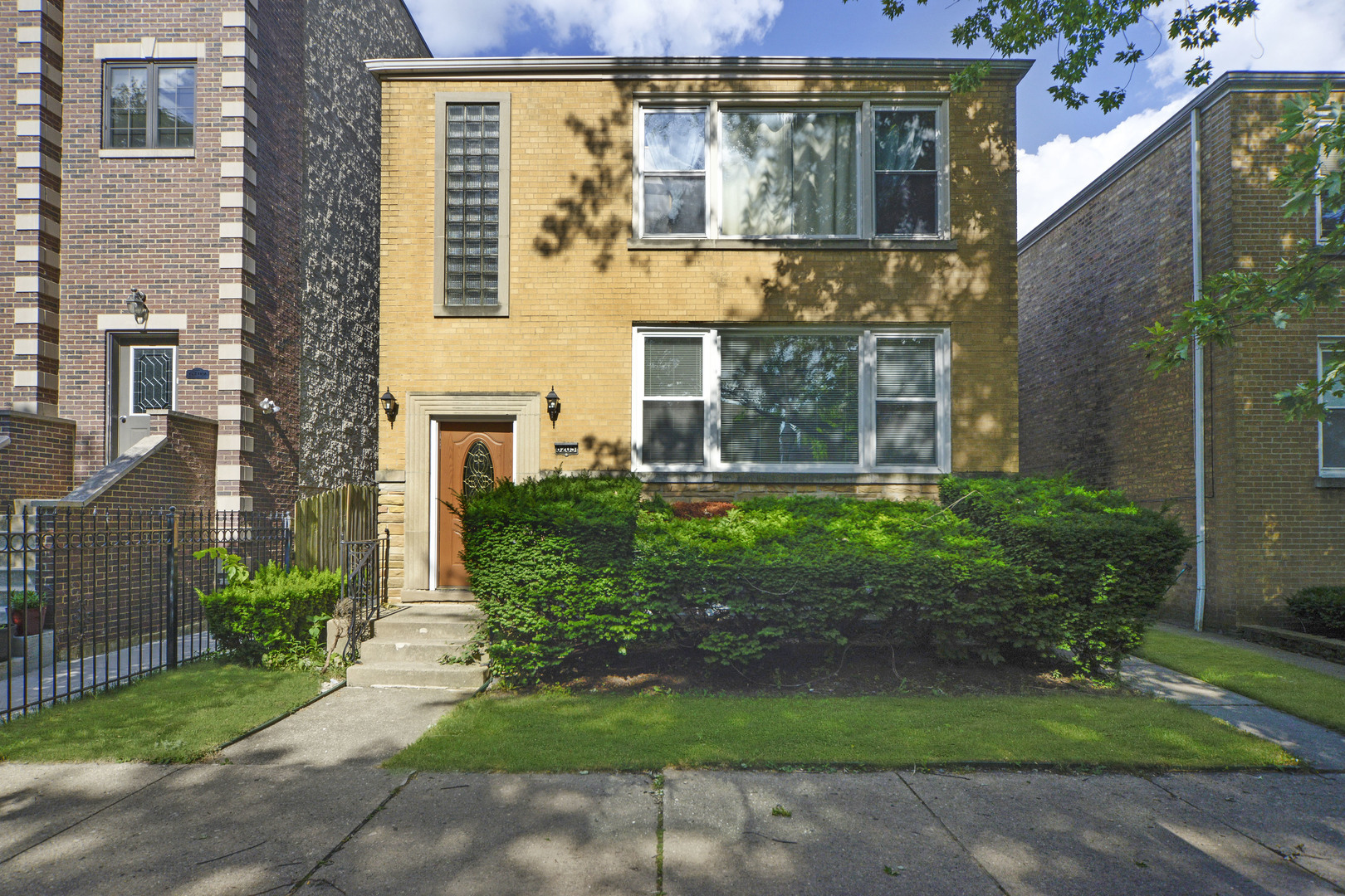 Property Photo: 6205 North Washtenaw Avenue 1 IL 60659