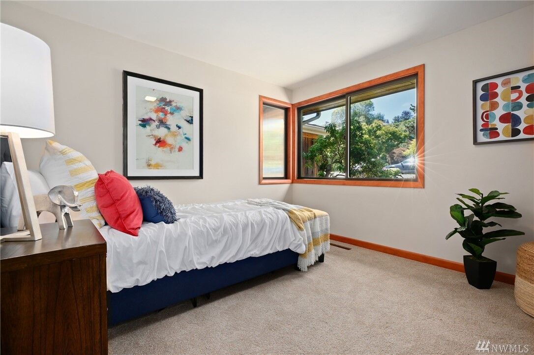 Property Photo:  5239  Pullman Avenue NE  WA 98105 