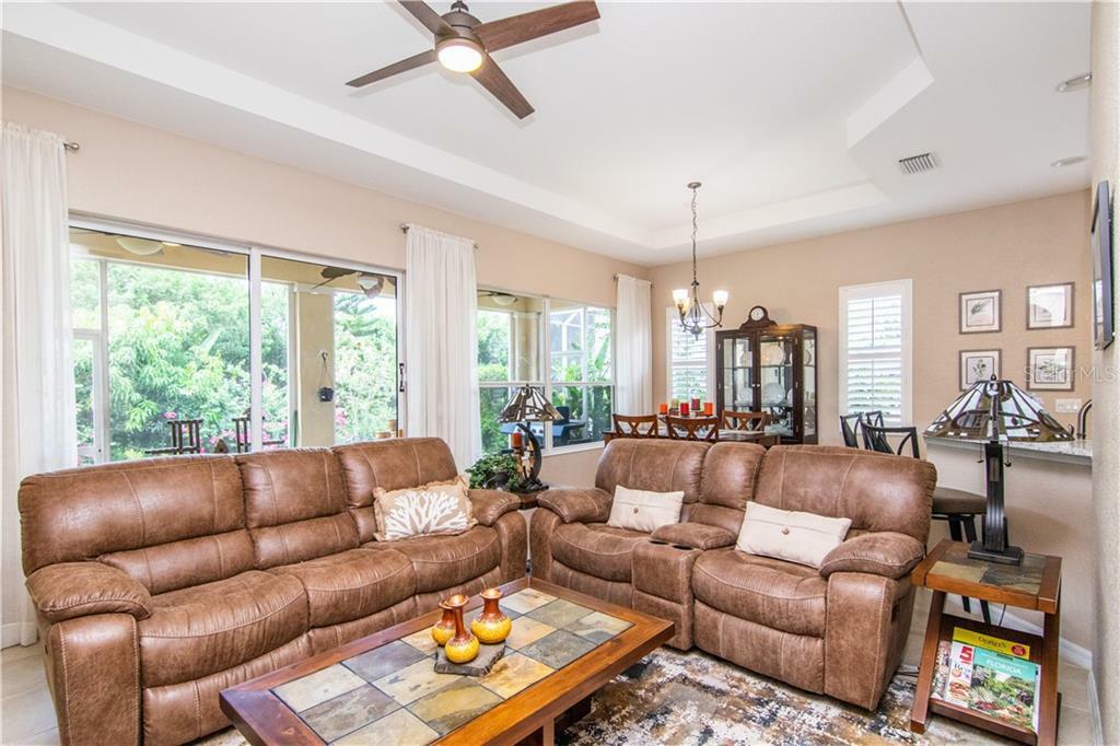 Property Photo:  1046 Regal Manor Way  FL 33573 