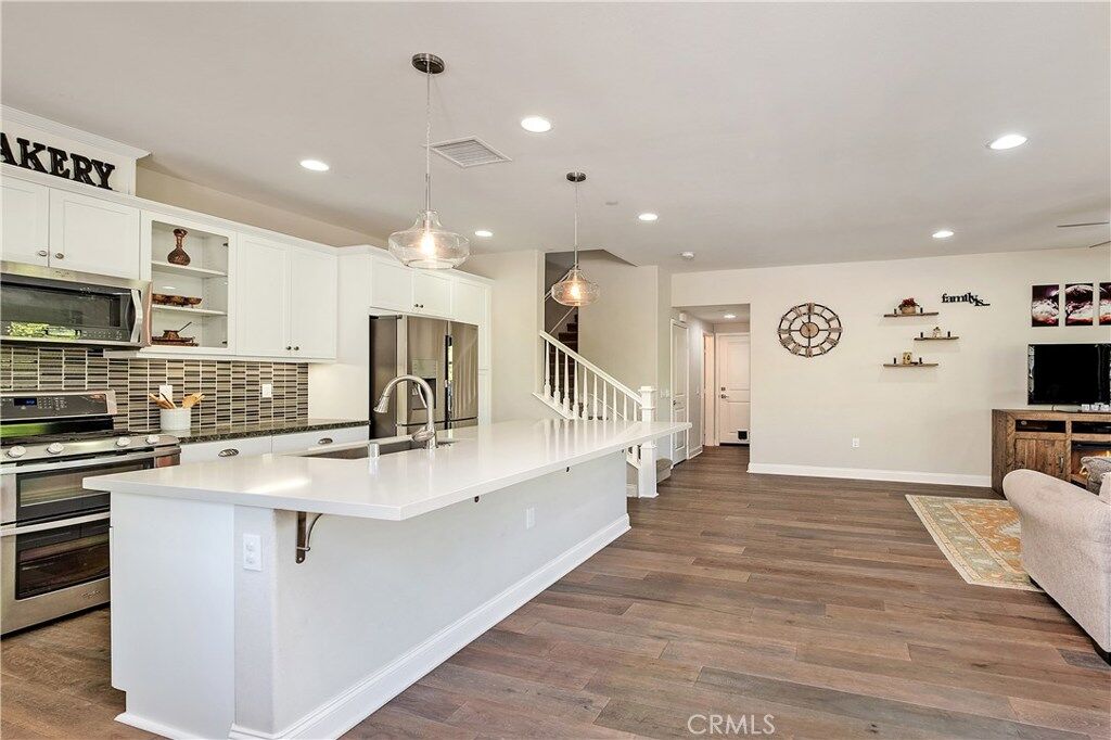 Property Photo:  806 El Paseo  CA 92610 
