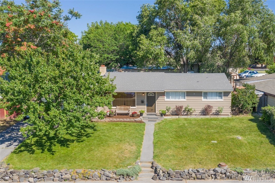 Property Photo: 1015 S Skyline Drive WA 98837