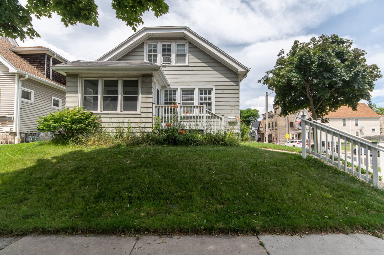 Property Photo: 3002 W Saint Paul Ave WI 53208