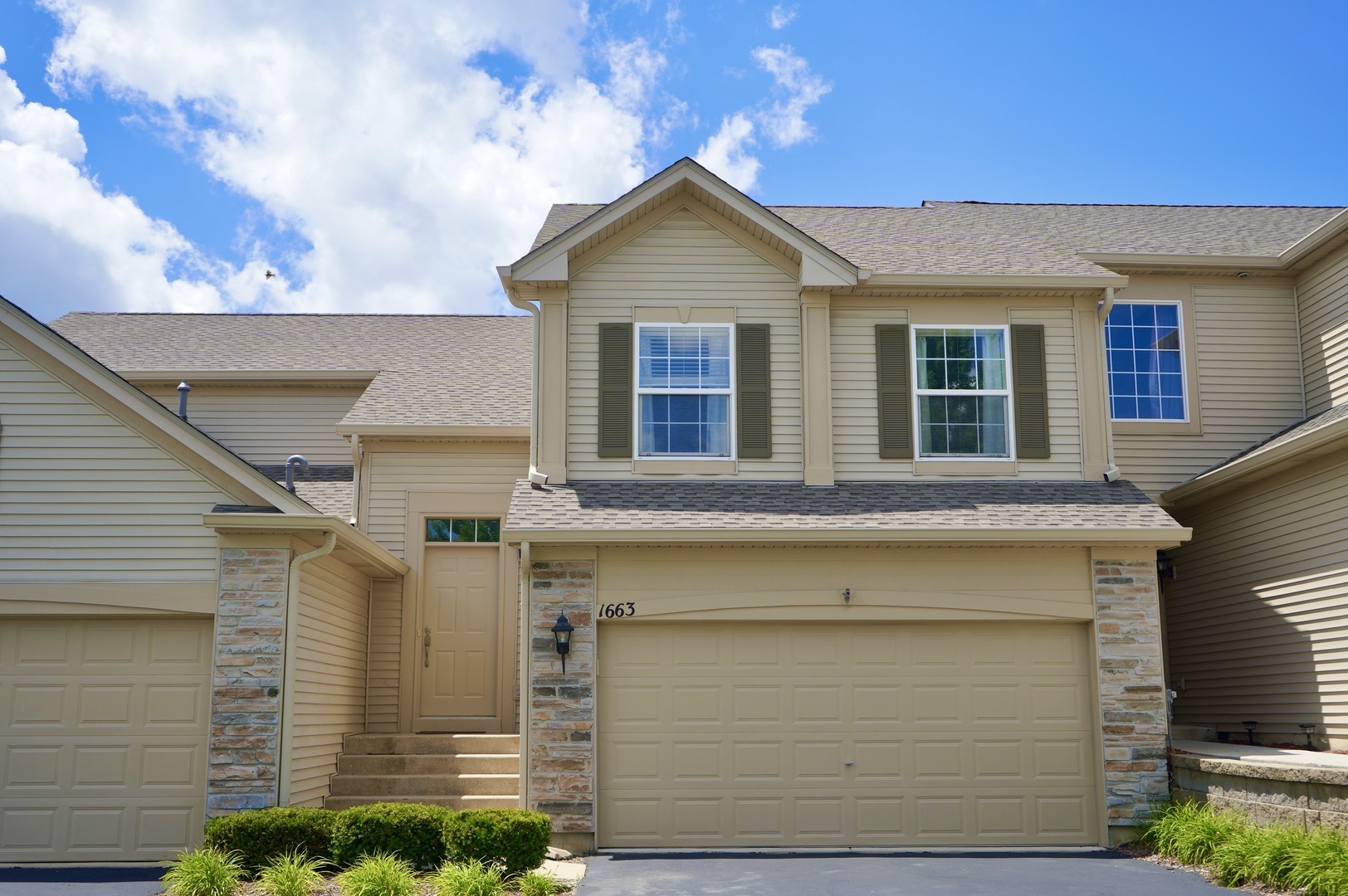 Property Photo: 1663 Fredericksburg Lane IL 60503