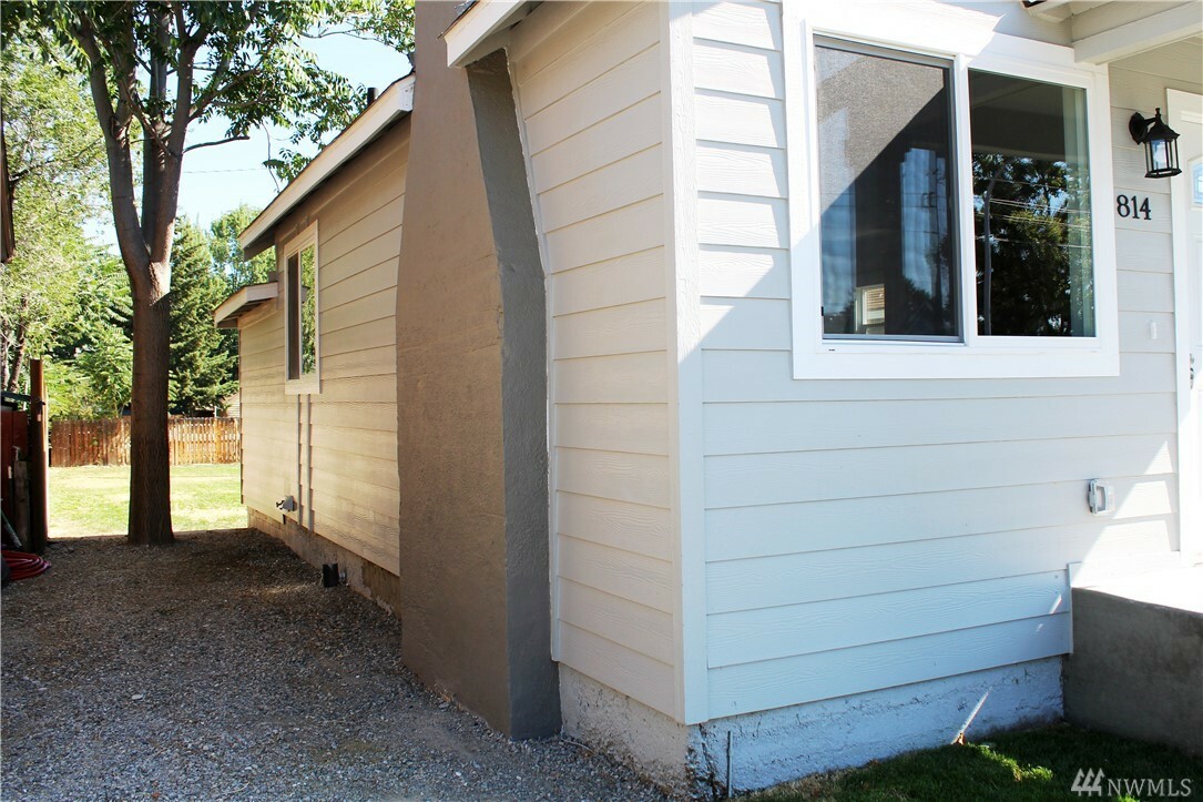 Property Photo: 814 Ferry St WA 98801
