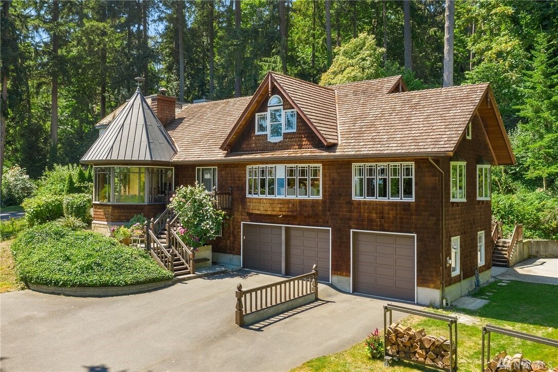 Property Photo:  8630 NE Juanita Drive  WA 98034