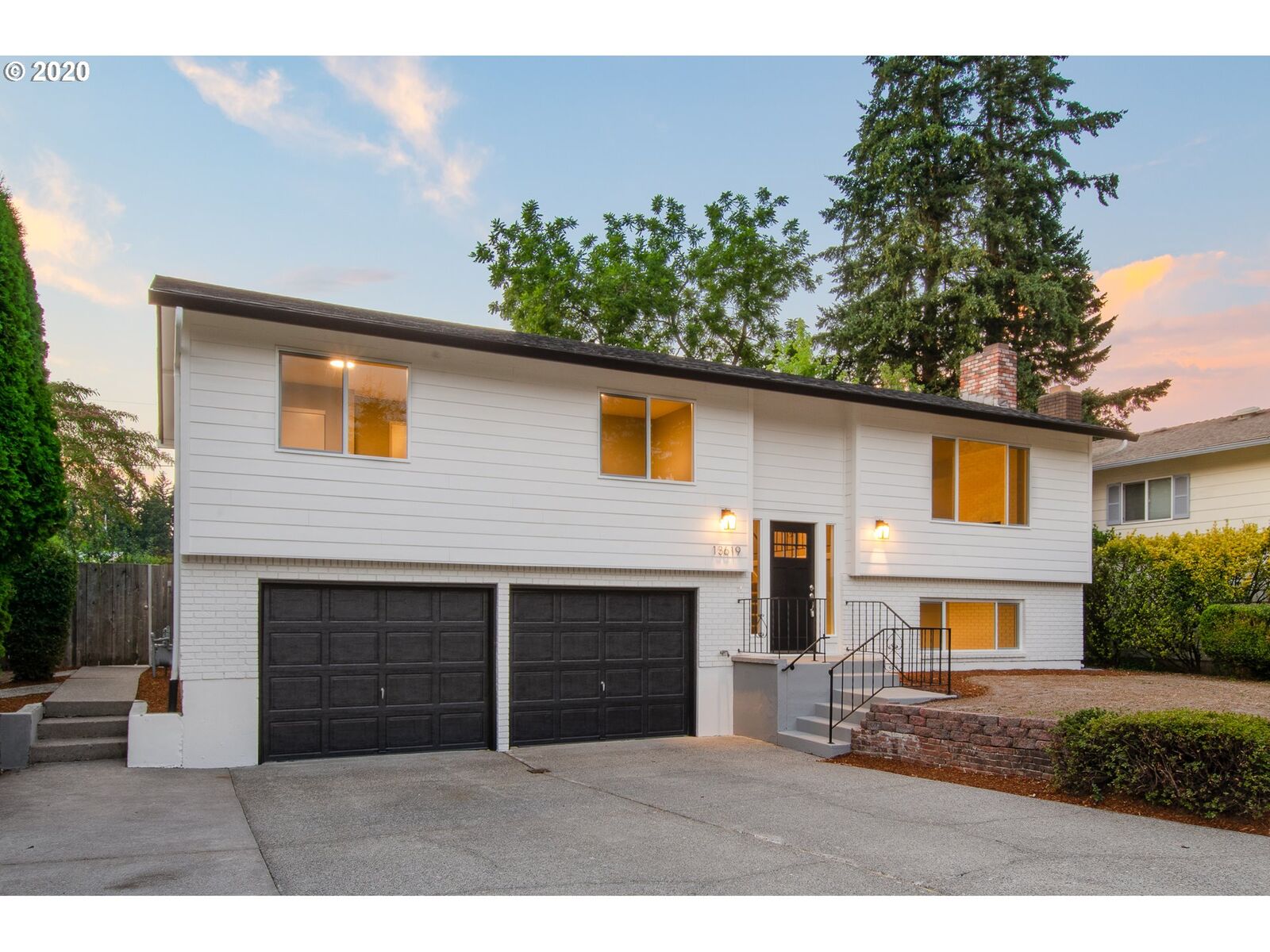 Property Photo: 13619 SE Market St OR 97233