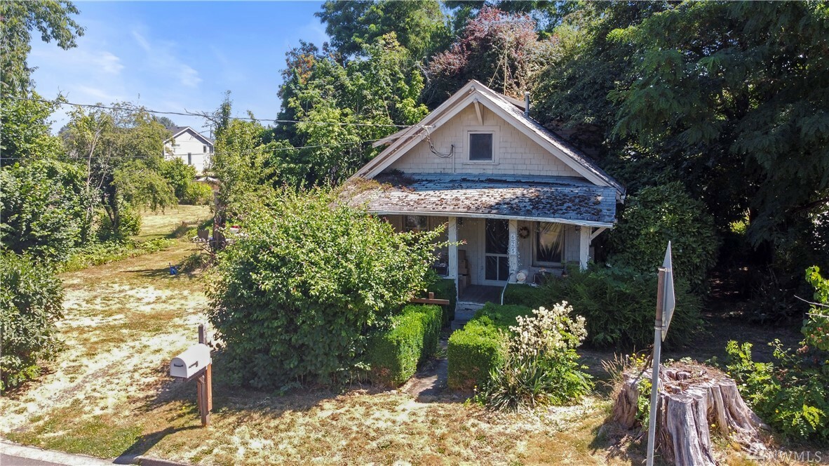 Property Photo:  625 12th St SE  WA 98372 