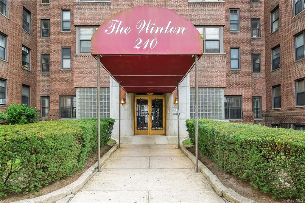 Property Photo:  210 Martine Avenue 6B  NY 10601 