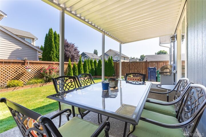 Property Photo:  529 1st Ave E  WA 98047 