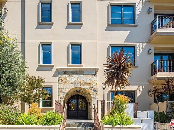 Property Photo:  718 N Croft Avenue 201  CA 90069 