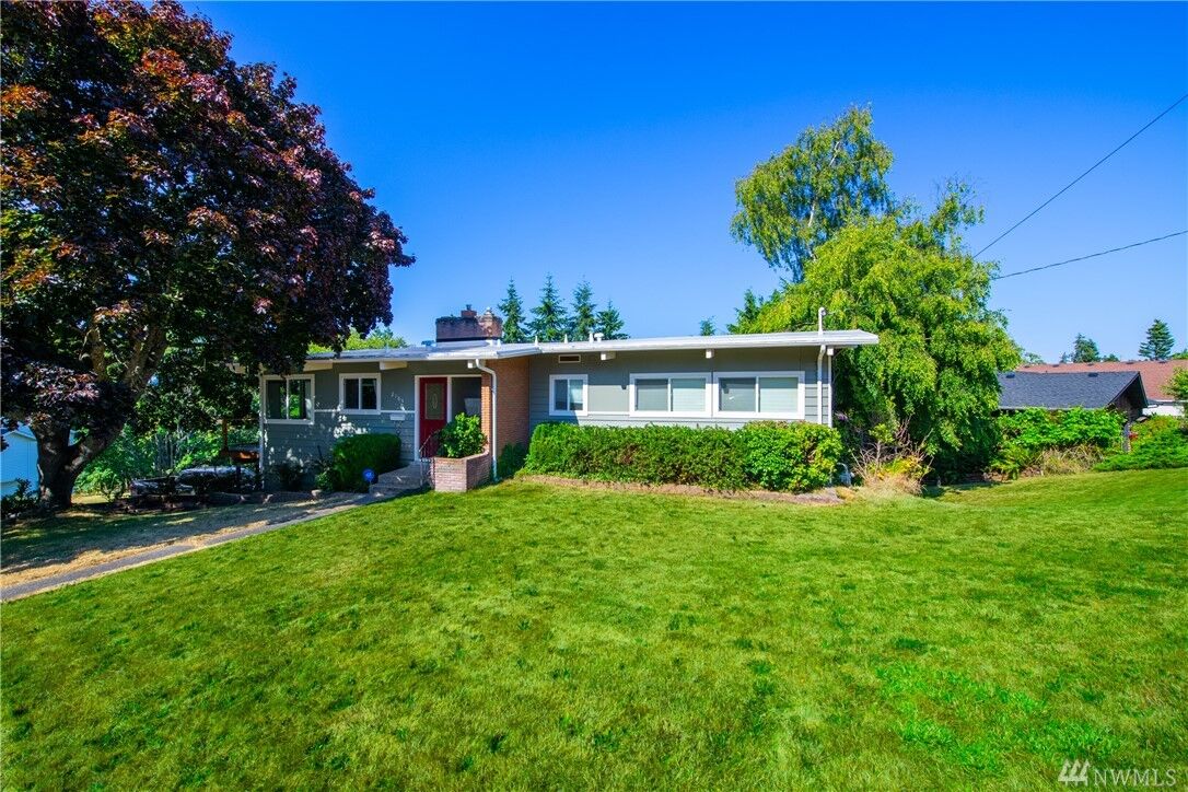 Property Photo:  2105  E Avenue  WA 98221 