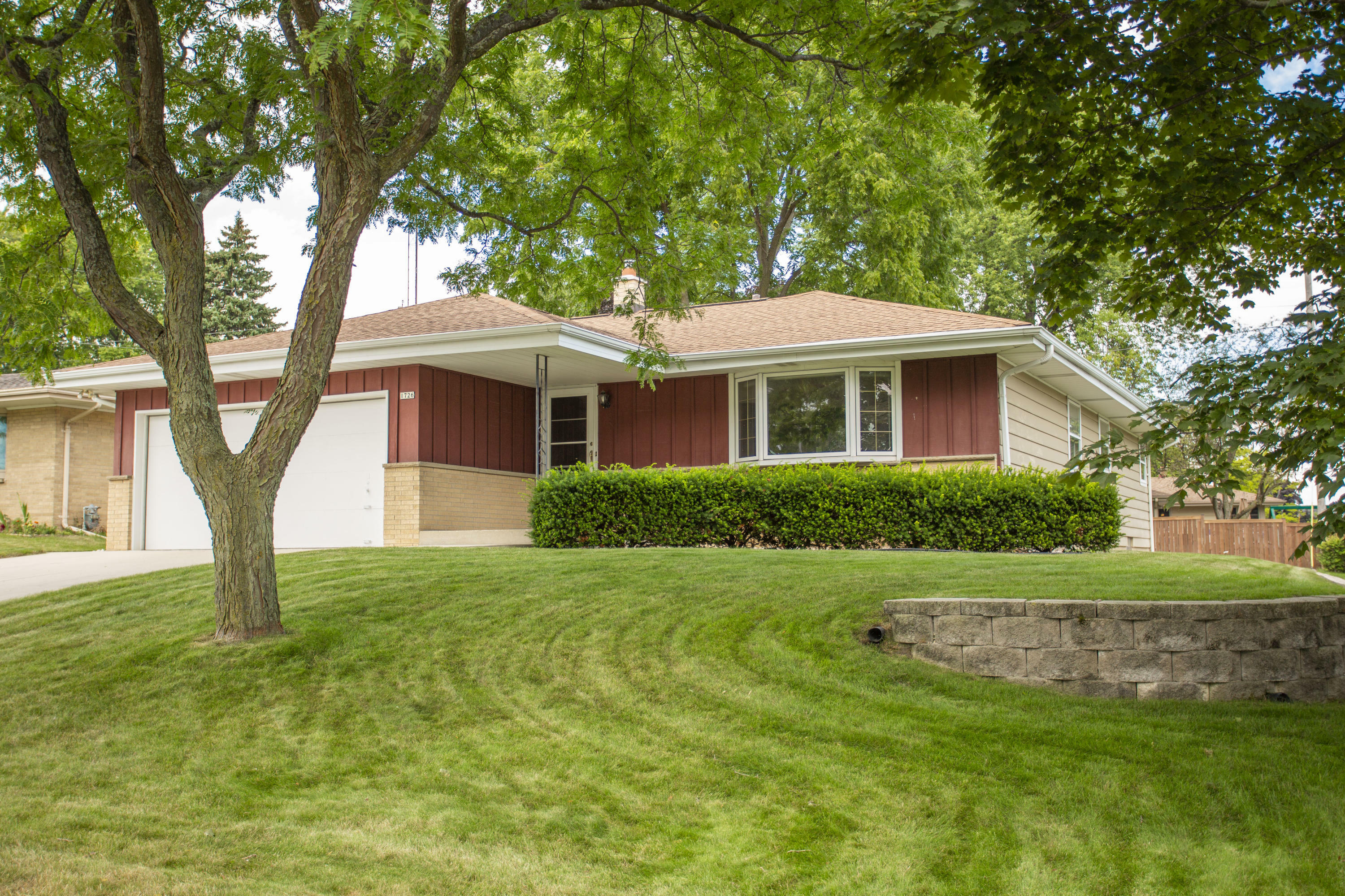 Property Photo:  1726 Hickory St  WI 53172 