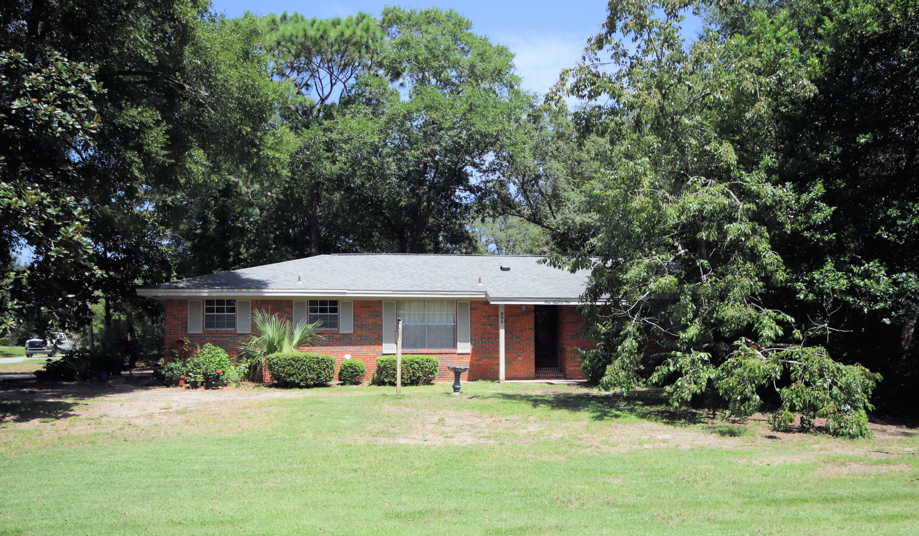 Property Photo:  301 Bullock Boulevard  FL 32578 