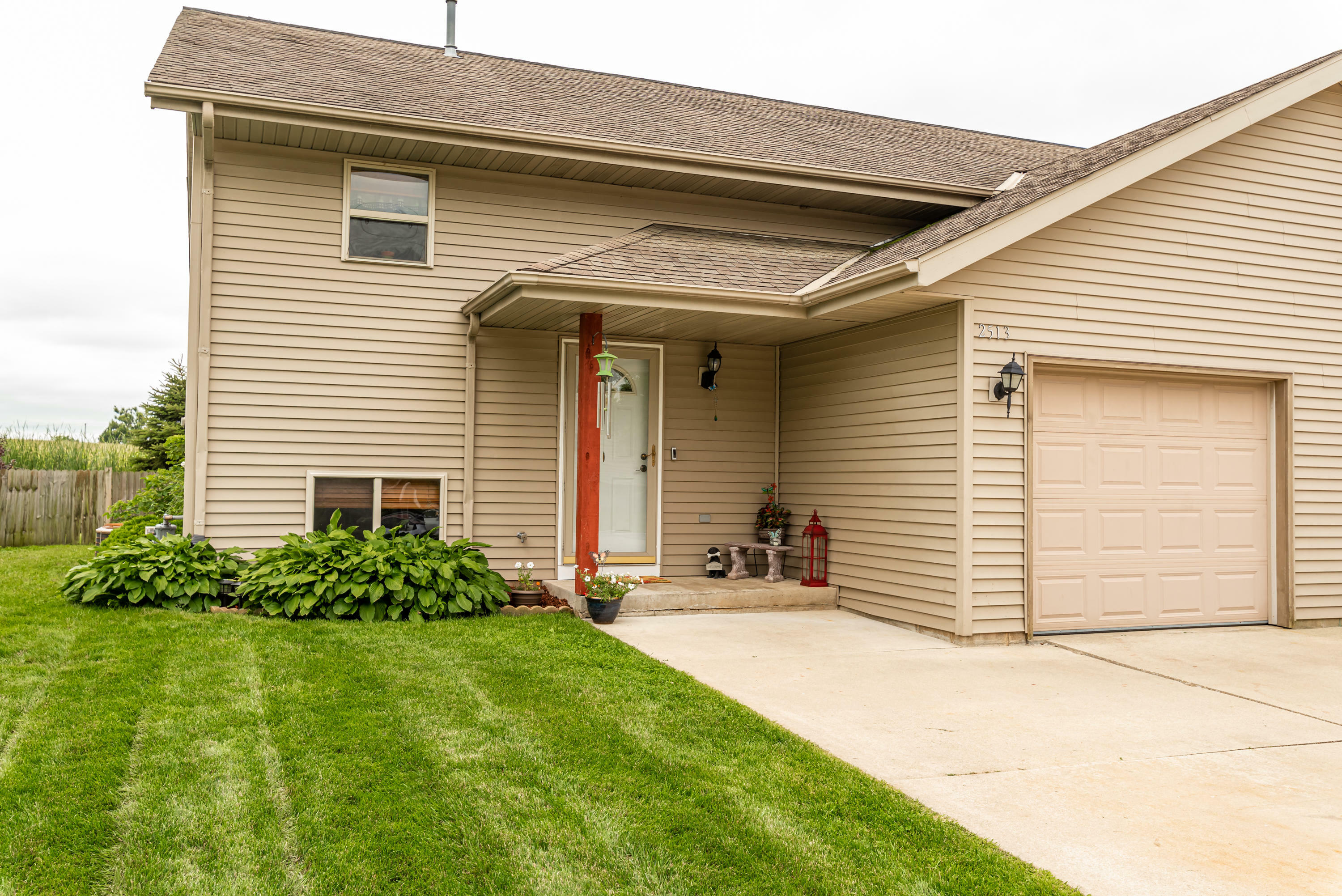 Property Photo:  2513 Deerfield Dr  WI 53090 