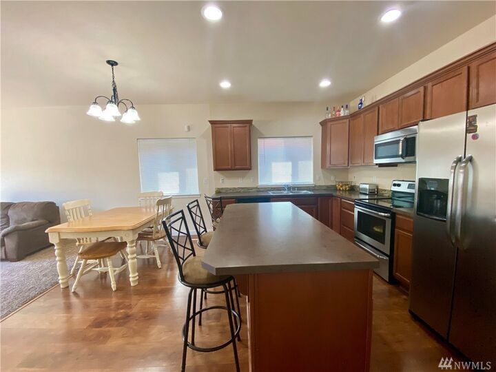 Property Photo: 1114 206th St E WA 98387