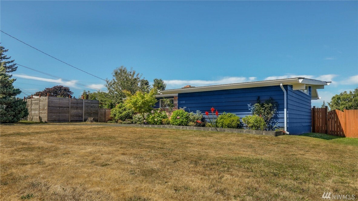 Property Photo:  1610 36th St  WA 98221 