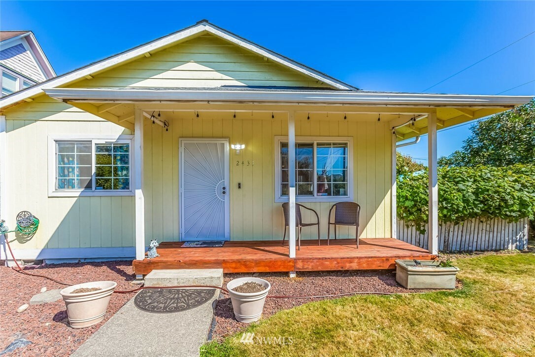 Property Photo:  2431 Cleveland Avenue  WA 98201 