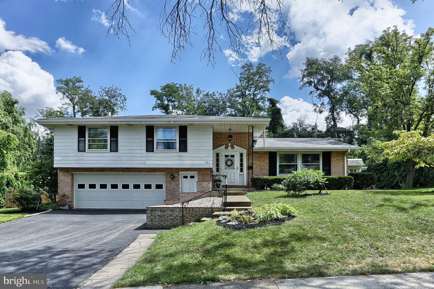 Property Photo: 621 Hilltop Drive PA 17070