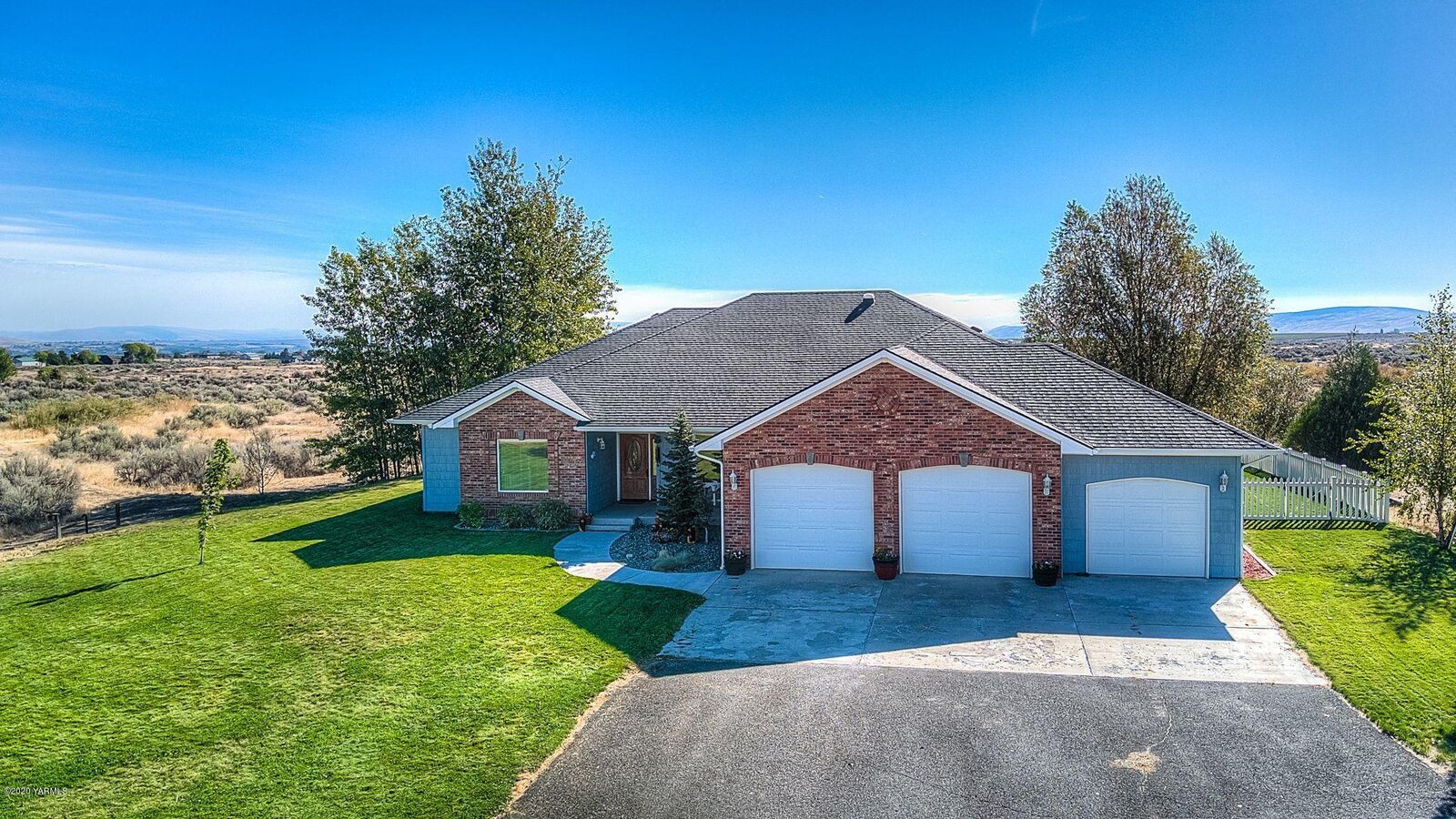 Property Photo: 131 Kestrel Ln WA 98908