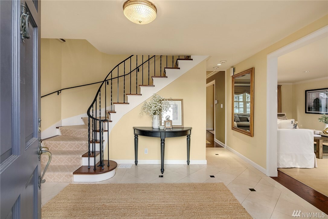 Property Photo: 5440 NE Windermere Rd WA 98105