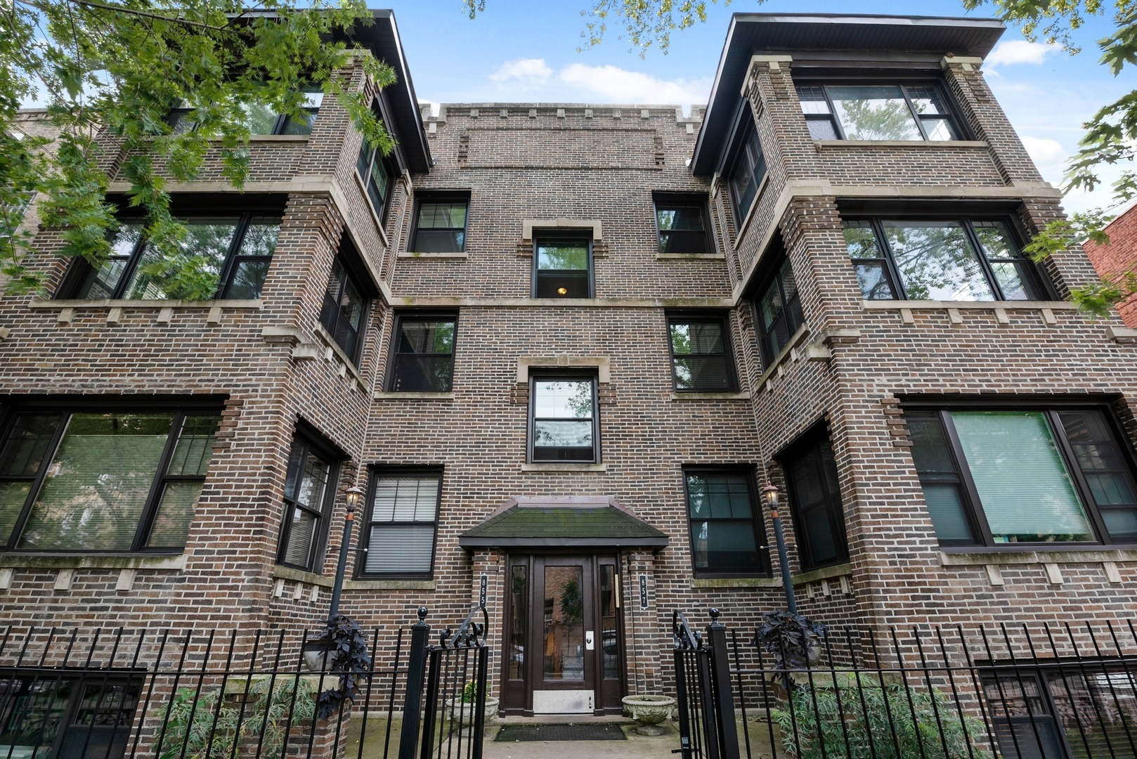 Property Photo: 857 West Ainslie Street 2 IL 60640