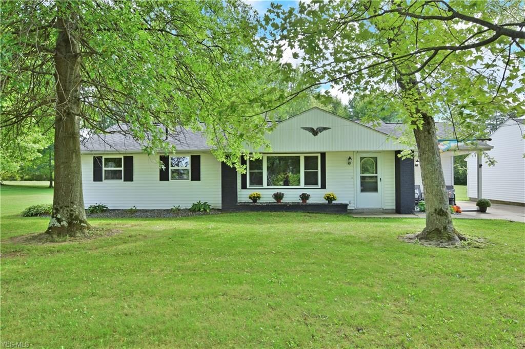 Property Photo: 1957 State Road NW OH 44481