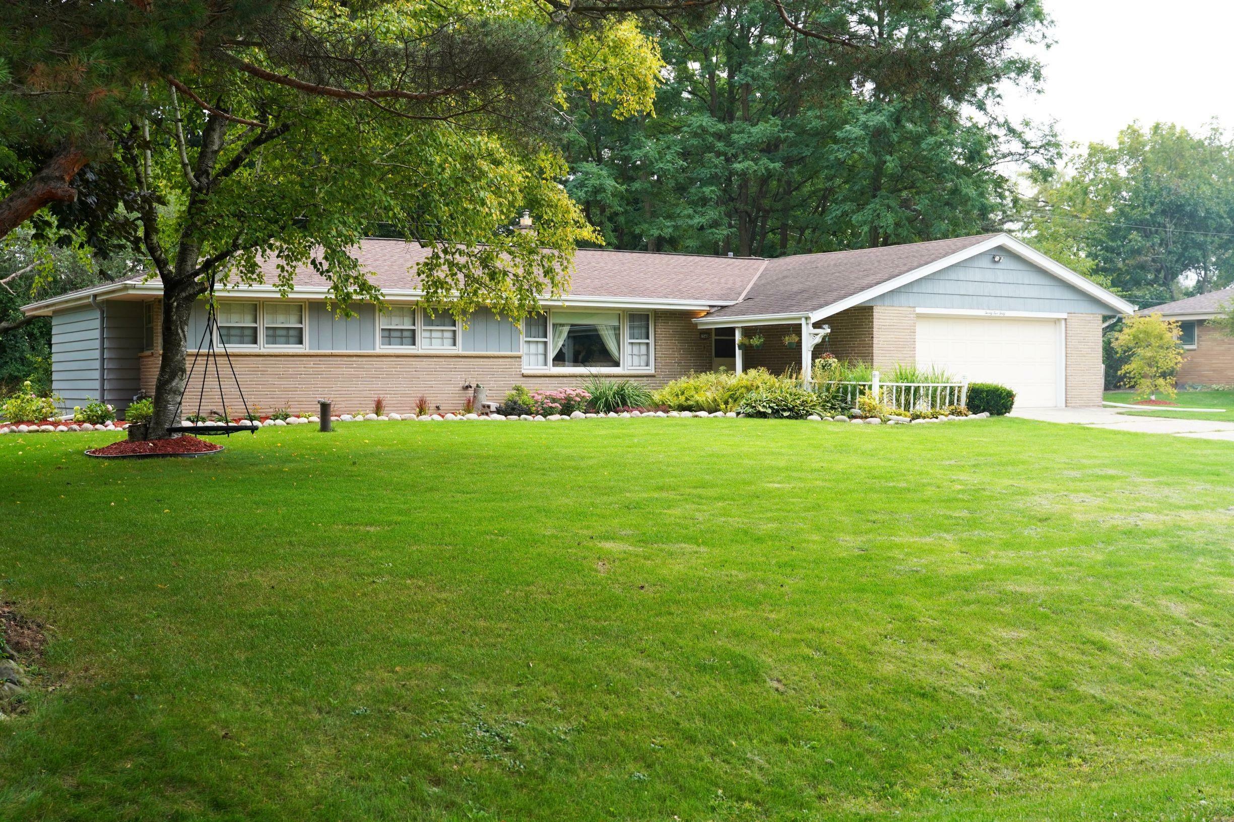 Property Photo:  2540 St Charles Ct  WI 53005 