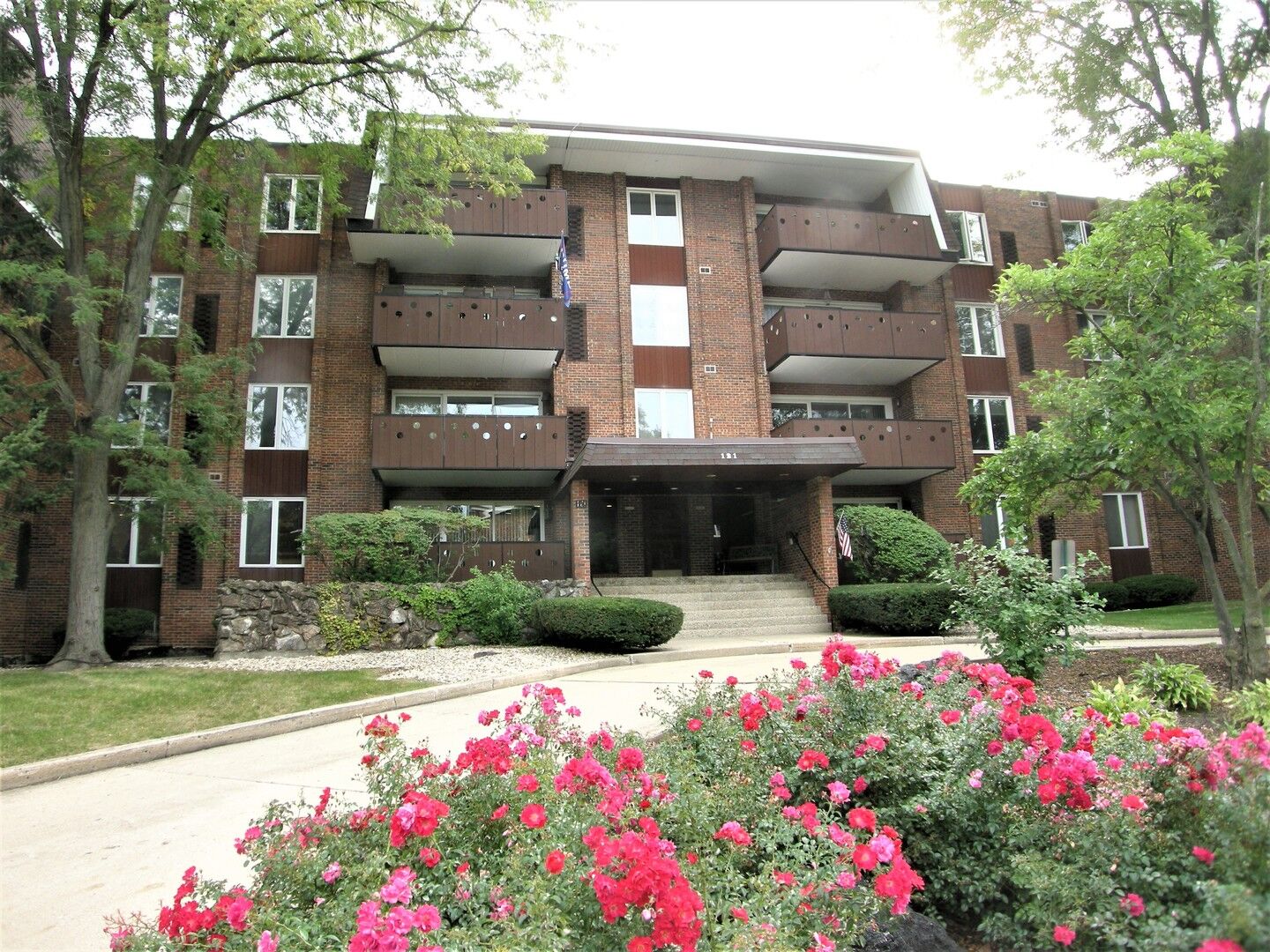 Property Photo:  121 South Spruce Avenue 107  IL 60191 