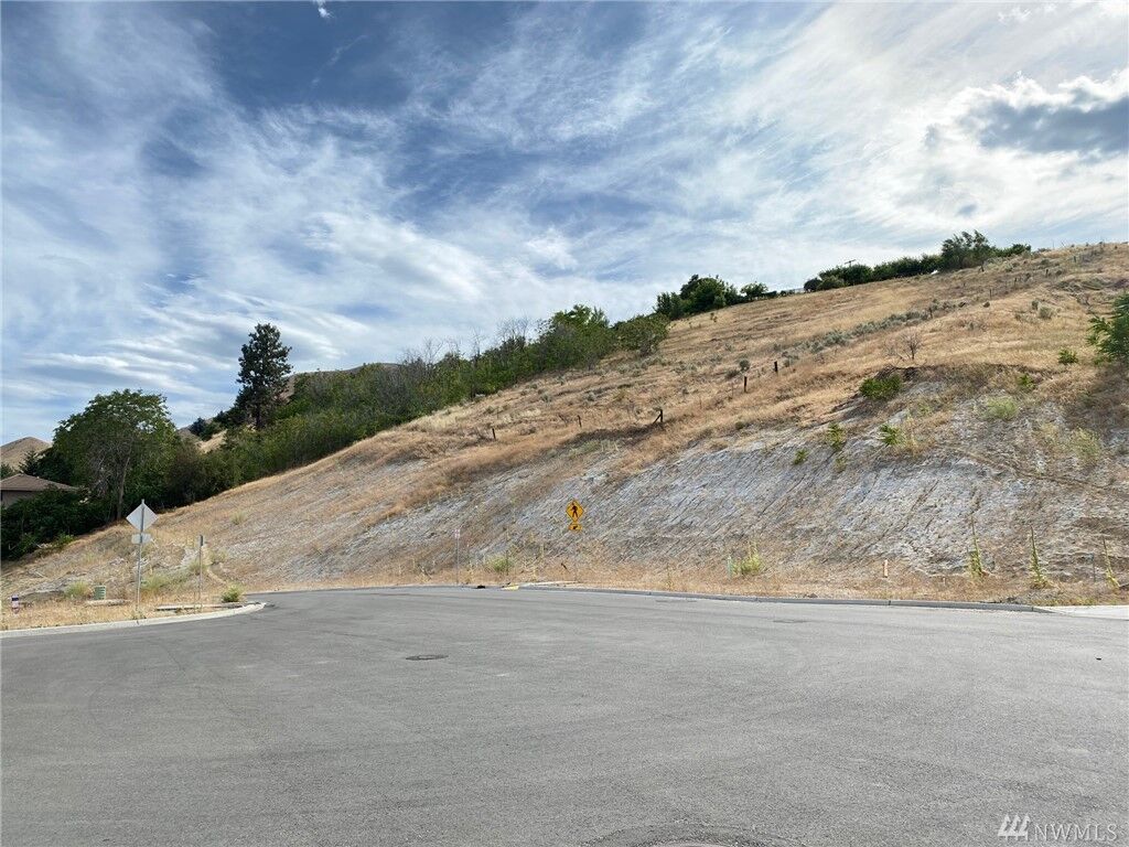Property Photo:  930 /934 Silas Lane  WA 98801 