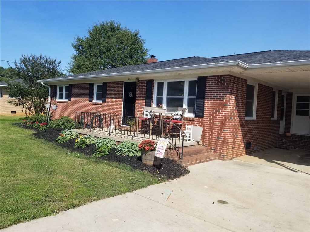 Property Photo:  116 Selwyn Road  SC 29625 