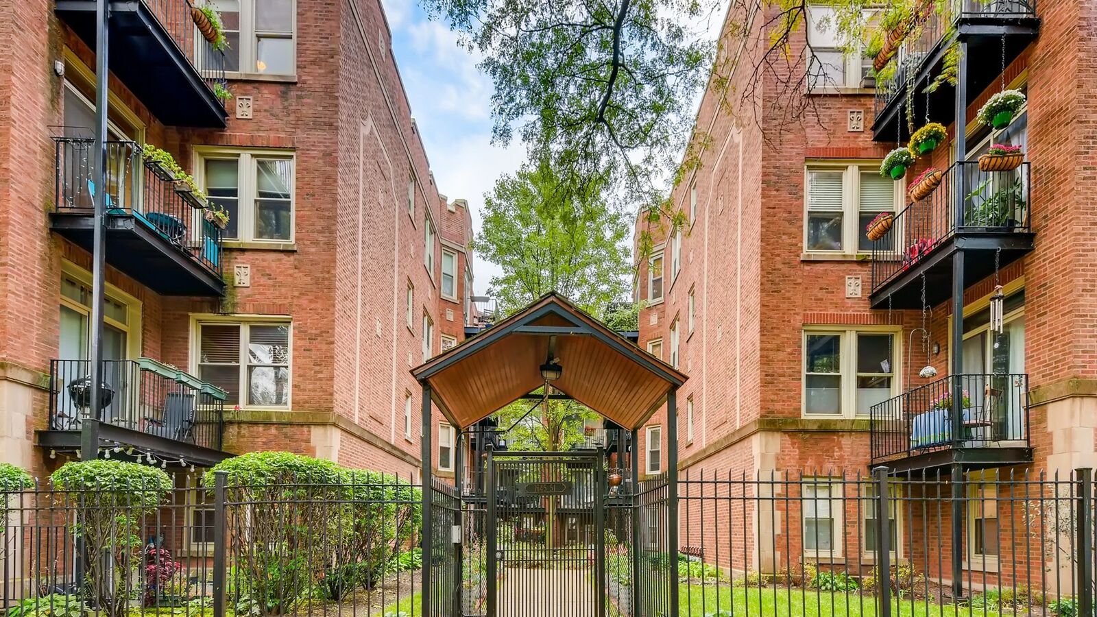 Property Photo:  1647 W Pratt Boulevard 2B  IL 60626 