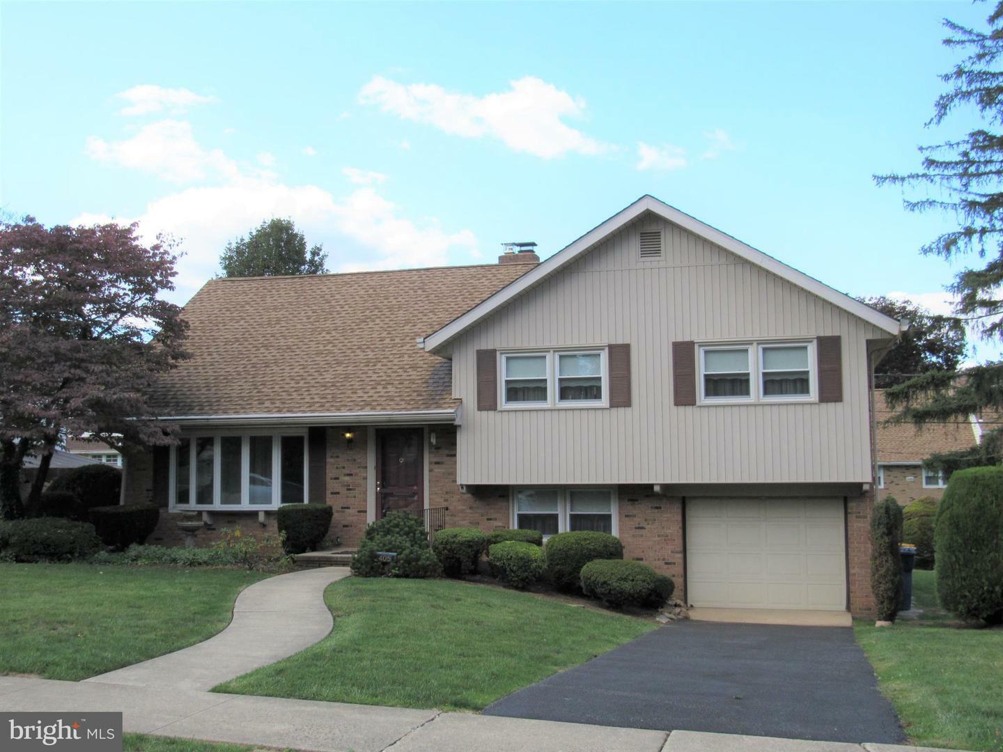 Property Photo: 2405 Lindale Drive PA 19609