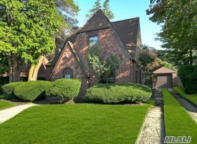 Property Photo:  11 Parkwood Court  NY 11570 