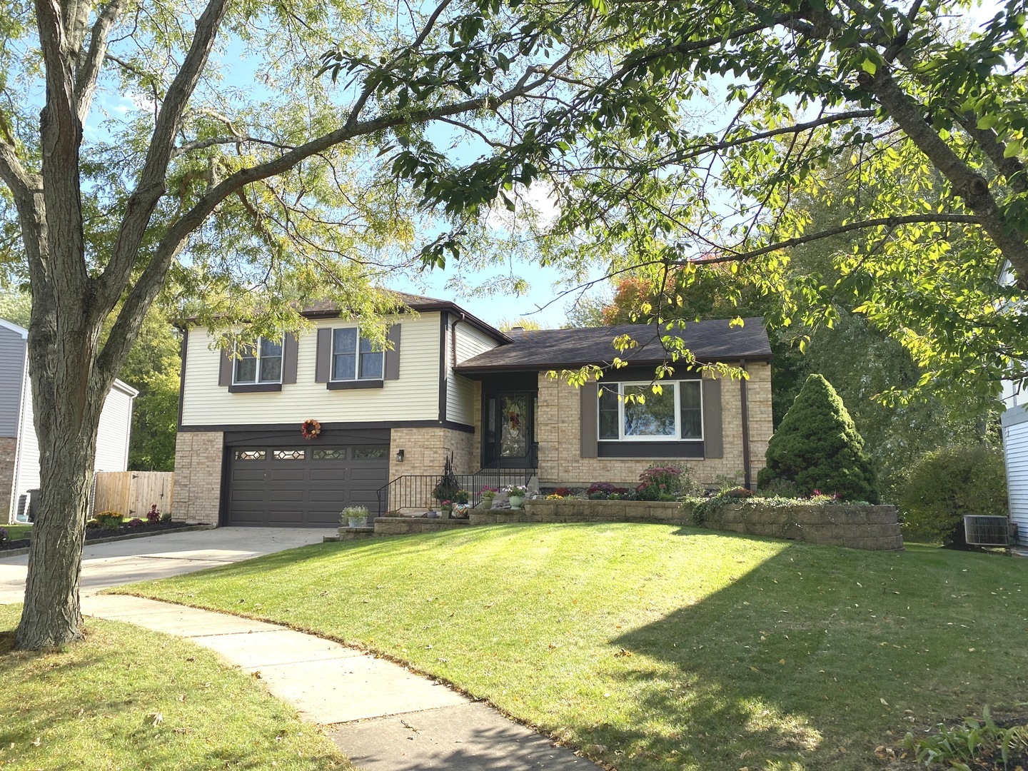 Property Photo:  1615 Nightengale Circle  IL 60046 