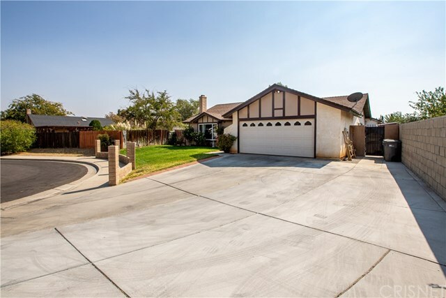 Property Photo:  2420 Oriole Court  CA 93550 