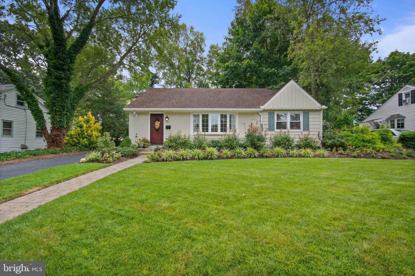 Property Photo:  523 Wayne Avenue  NJ 08071 