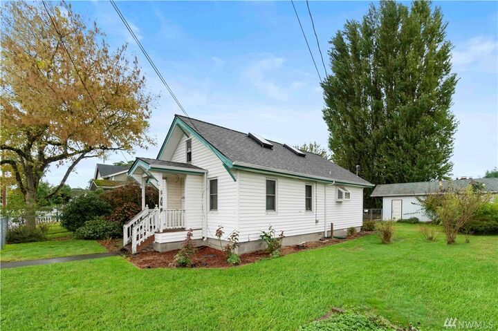 Property Photo: 520 Wells Ave N WA 98057