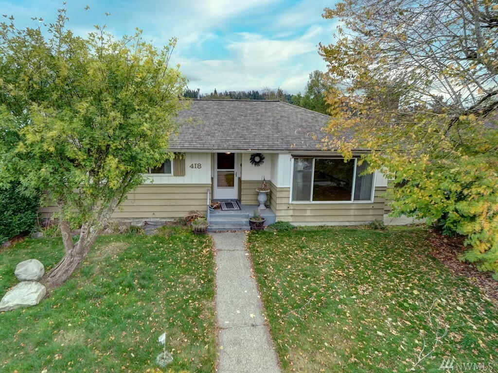 Property Photo:  418 N St NE  WA 98002 