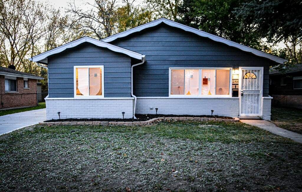 Property Photo:  1368 Balmoral Avenue  IL 60409 