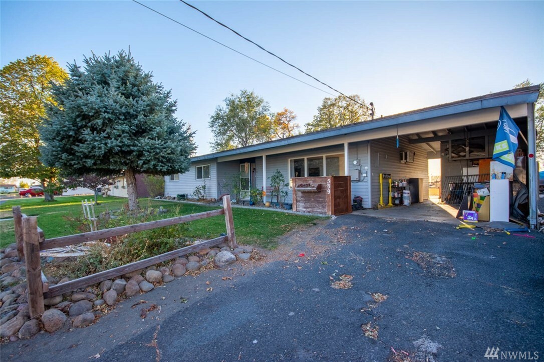 Property Photo:  539 Castle Dr  WA 98837 