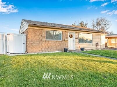 Property Photo:  819 S Fairbanks  WA 98837 