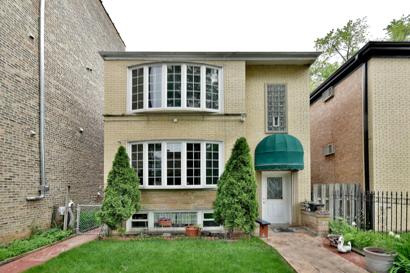 Property Photo: 3736 W Wrightwood Avenue IL 60647