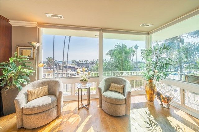 Property Photo: 3901 E Livingston Drive 404 CA 90803