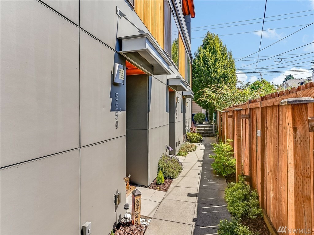 Property Photo:  5950 California Ave SW A  WA 98136 