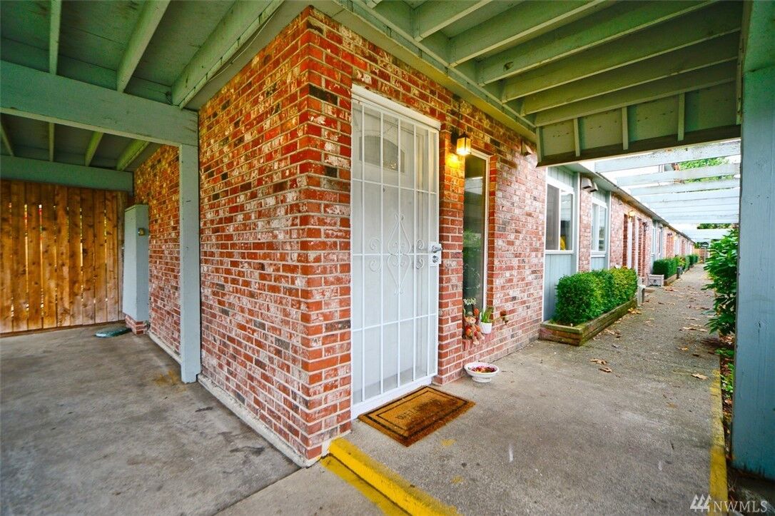 Property Photo: 13950 SE 173rd Place 1 WA 98058