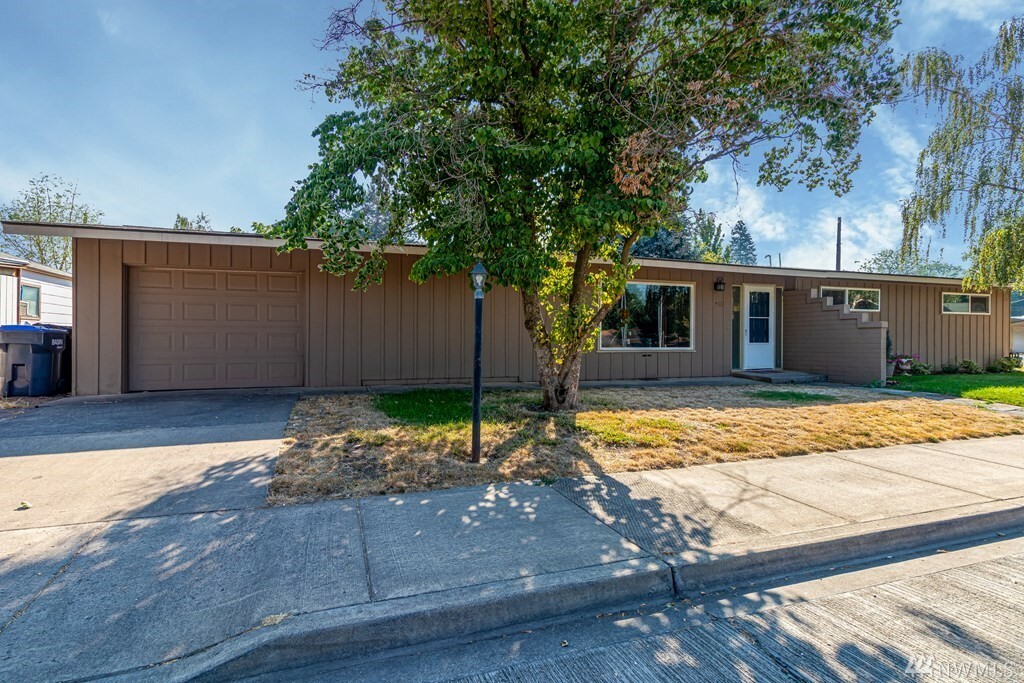 Property Photo:  455 S Wilbur Ave  WA 99362 